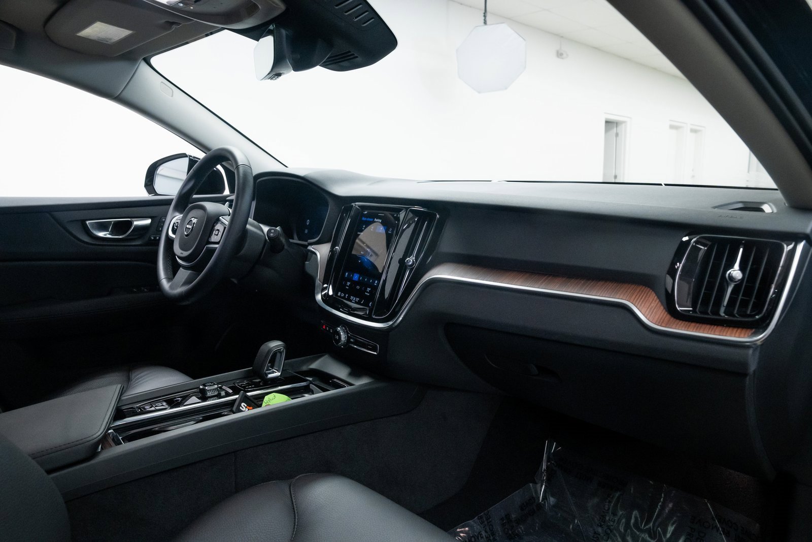 Used 2025 Volvo V60 B5 Cross Country Plus image 25