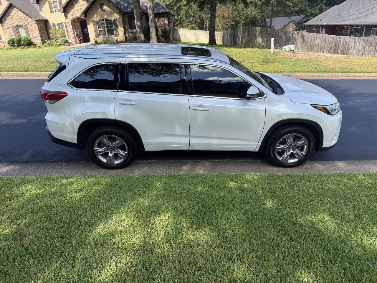 Used 2017 Toyota Highlander Limited FWD image 2