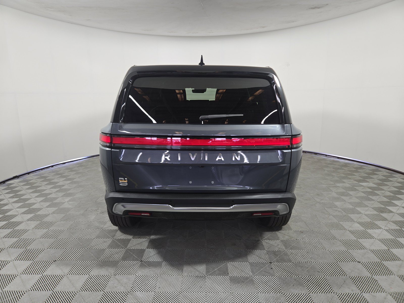 Used 2024 Rivian R1S Adventure AWD/4WD image 4