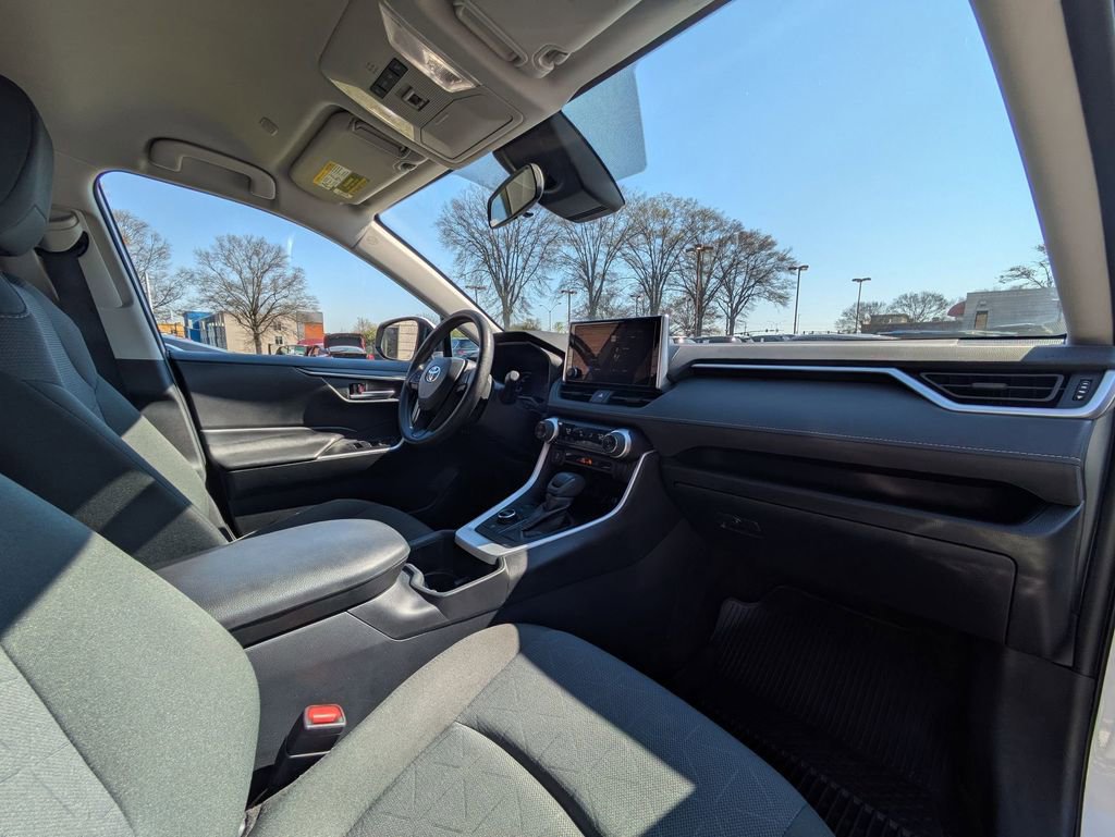 Used 2025 Toyota RAV4 XLE AWD/4WD image 27