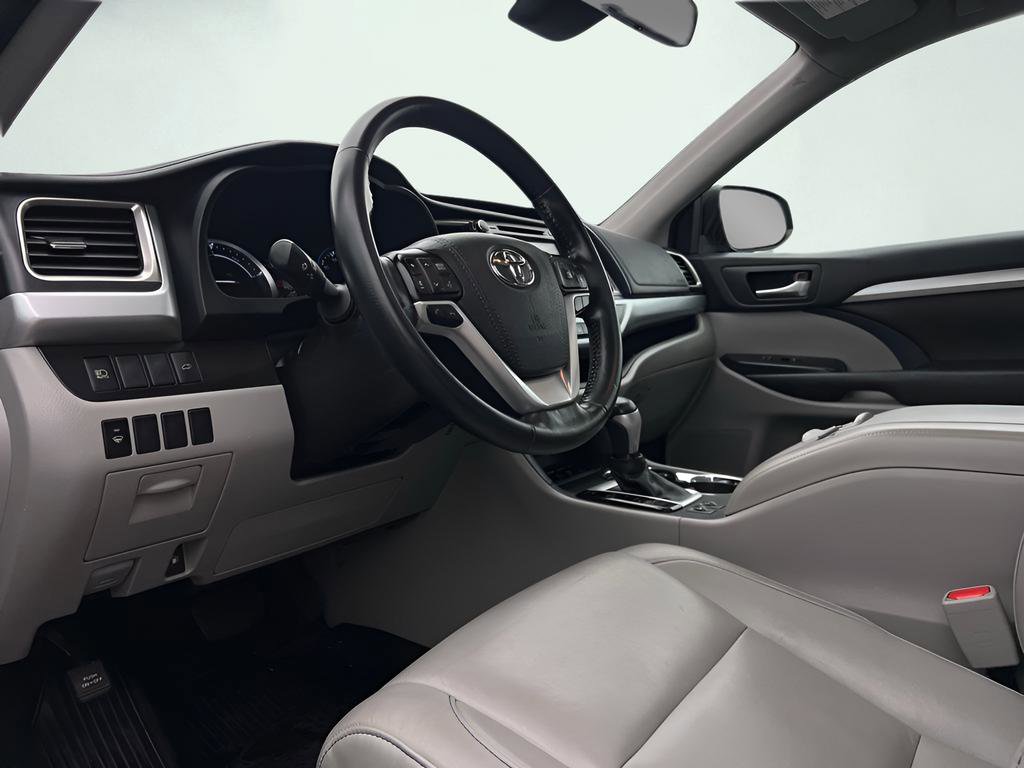 Used 2018 Toyota Highlander XLE image 2