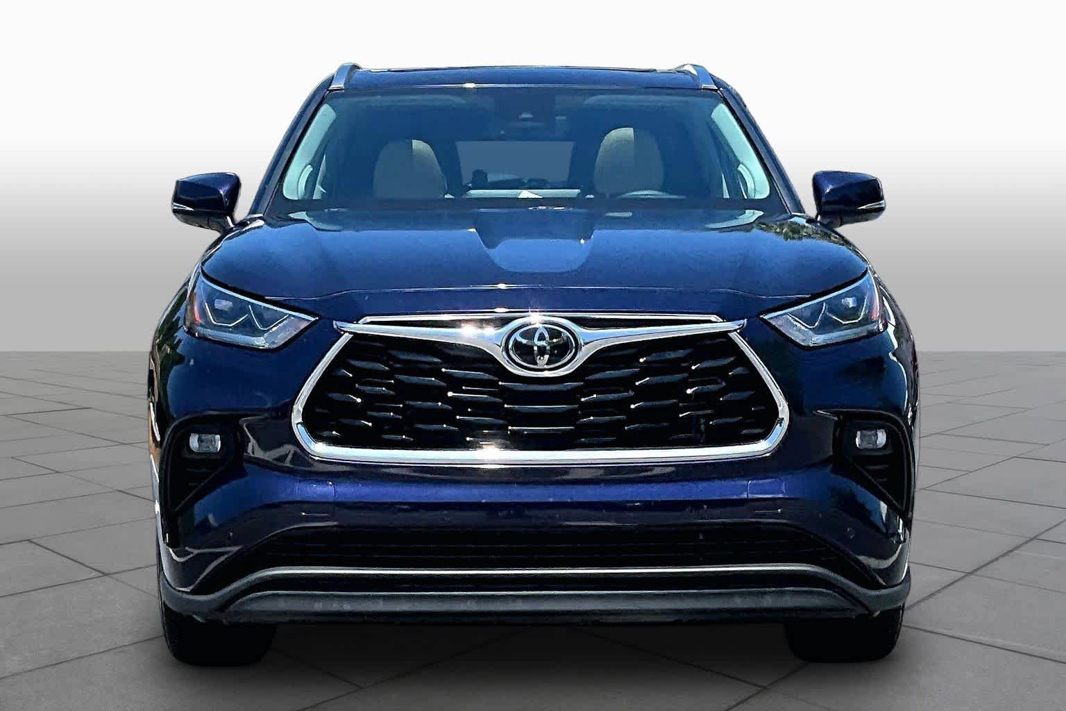 Used 2023 Toyota Highlander Limited FWD image 4