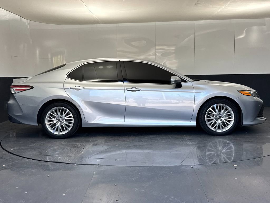 Used 2018 Toyota Camry XLE image 2
