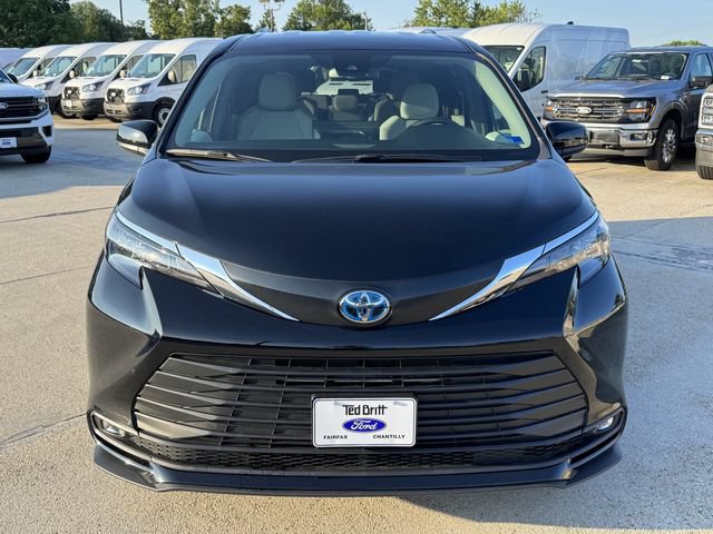 Used 2025 Toyota Sienna LE AWD/4WD image 2