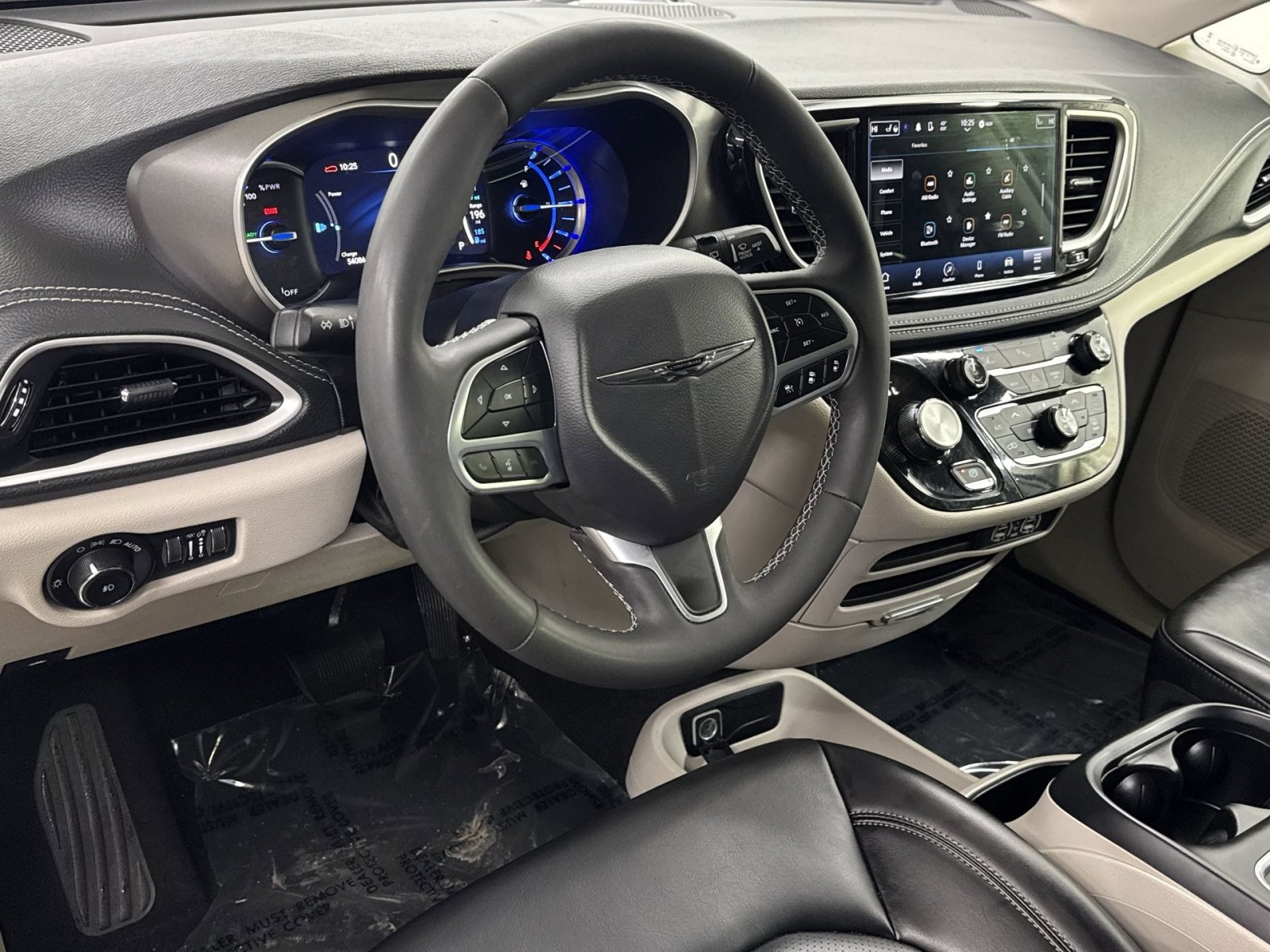 Used 2023 Chrysler Pacifica Touring-L image 7