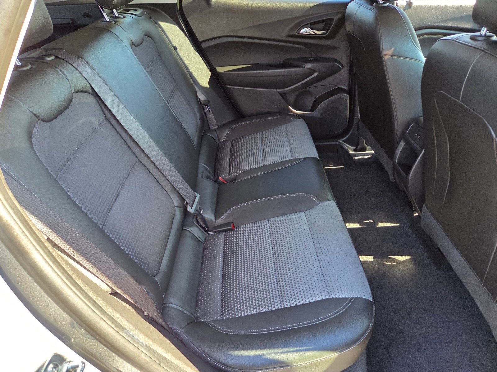 Used 2025 Chevrolet Trax LT FWD image 13