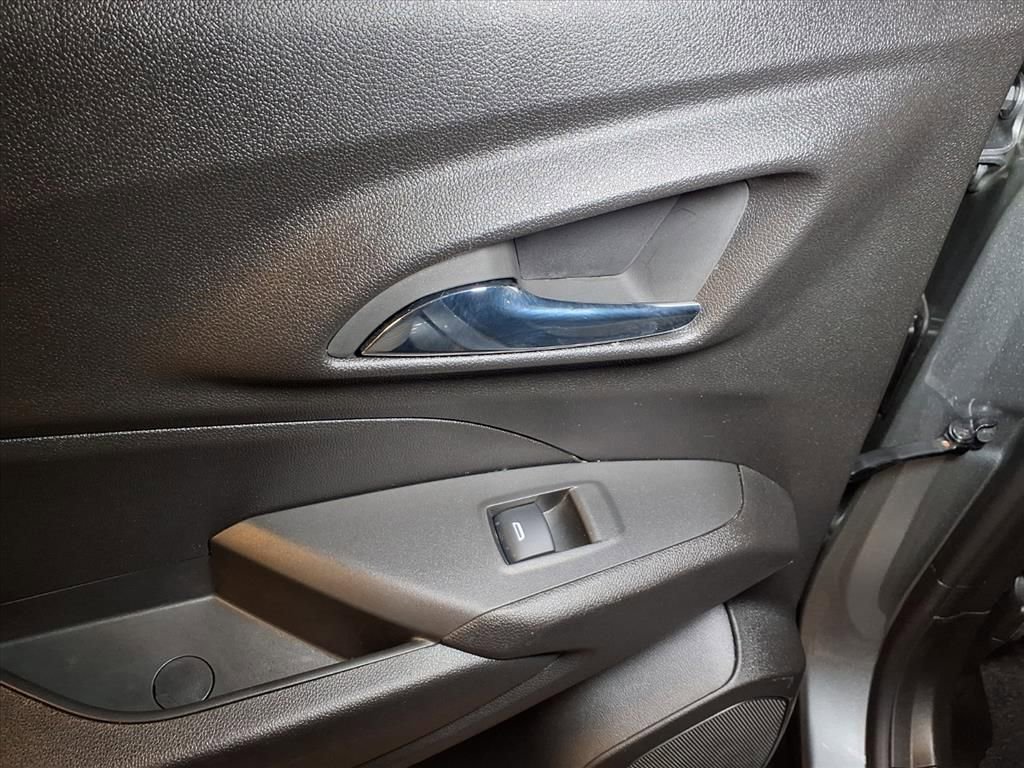 Used 2024 Chevrolet Trax ACTIV w/ Sunroof Package image 18