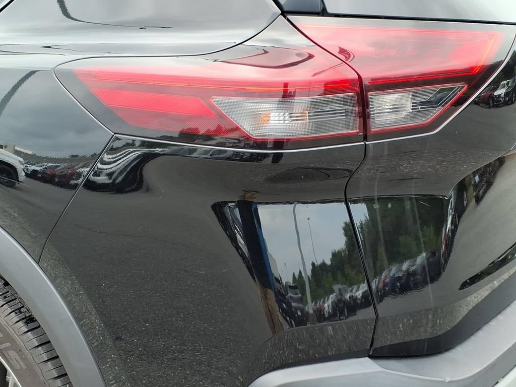Used 2023 Nissan Rogue S FWD image 9