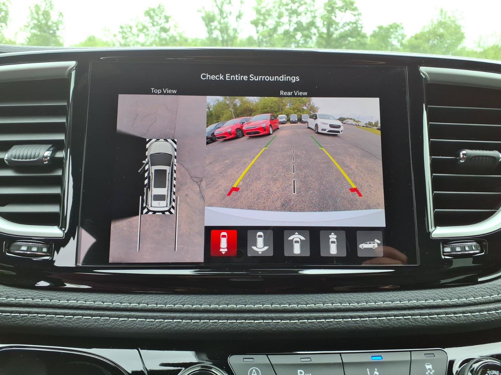 New 2027 Chrysler Pacifica Limited FWD image 24