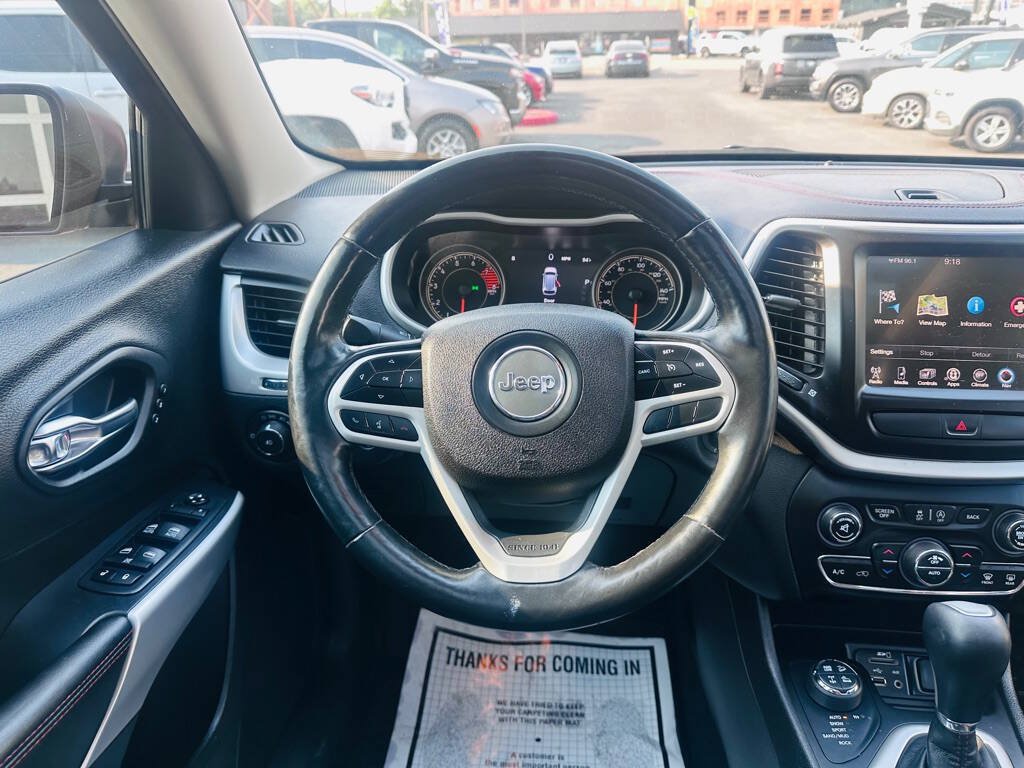 Used 2017 Jeep Cherokee Trailhawk AWD/4WD image 11