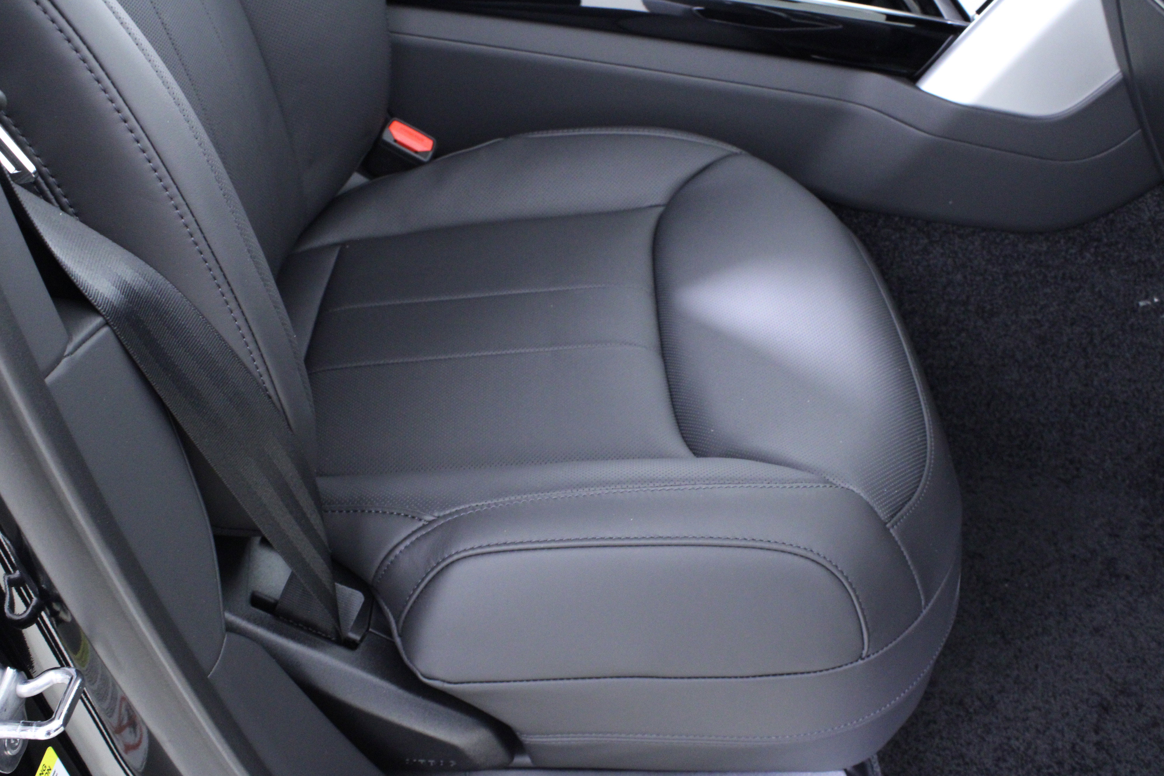 New 2026 Land Rover Range Rover SE image 13