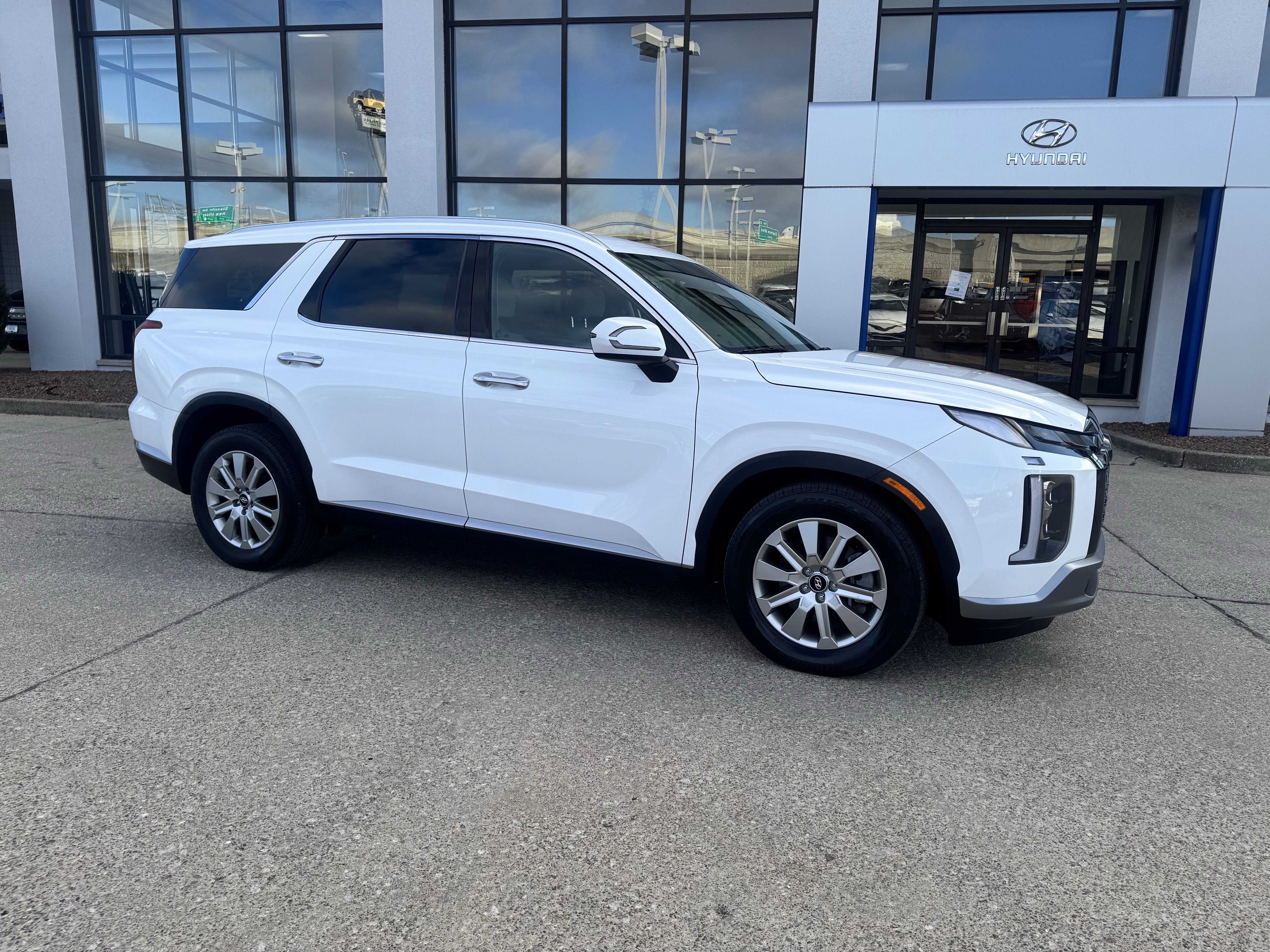 Used 2023 Hyundai Palisade SEL image 2