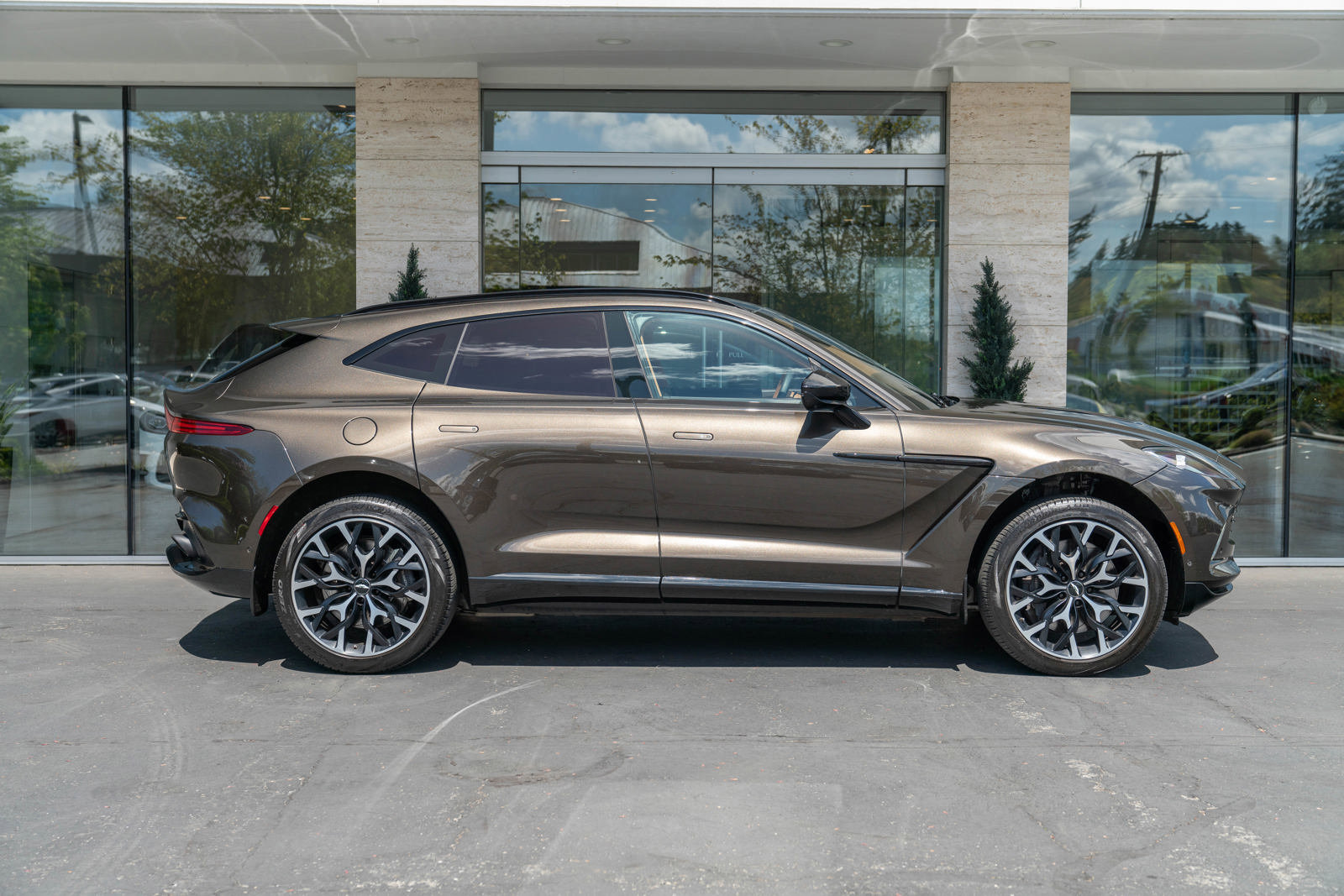 Used 2021 Aston Martin DBX image 55