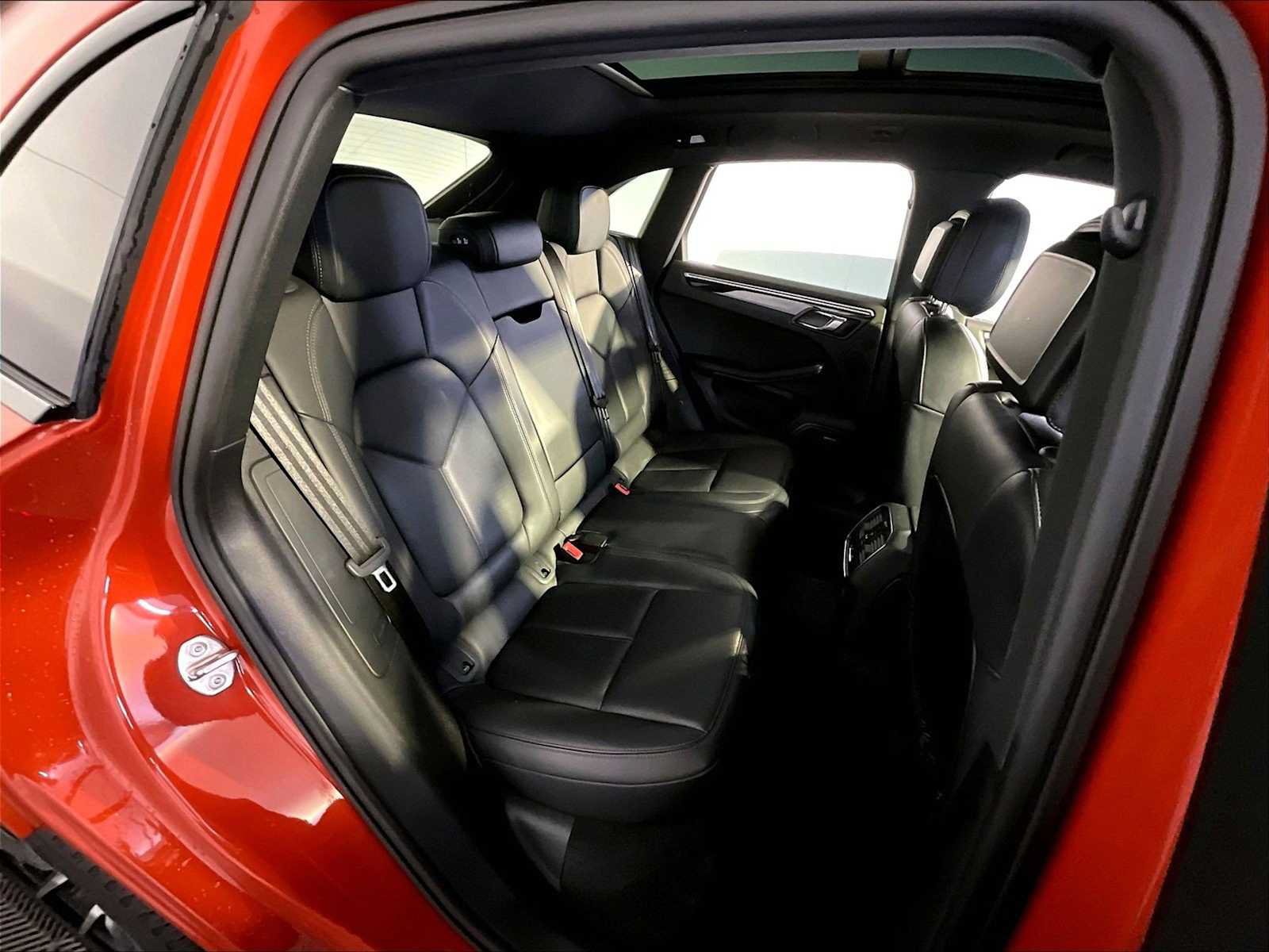 Certified 2024 Porsche Macan AWD/4WD image 23