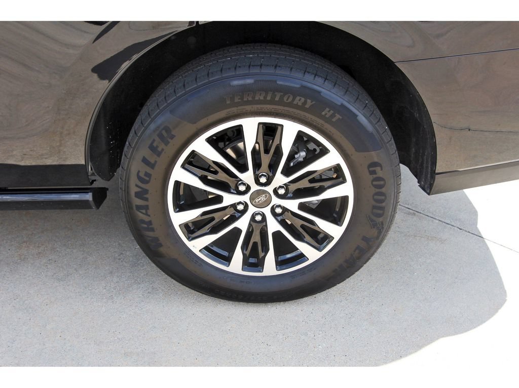 Used 2025 Ford Expedition Platinum AWD/4WD image 9