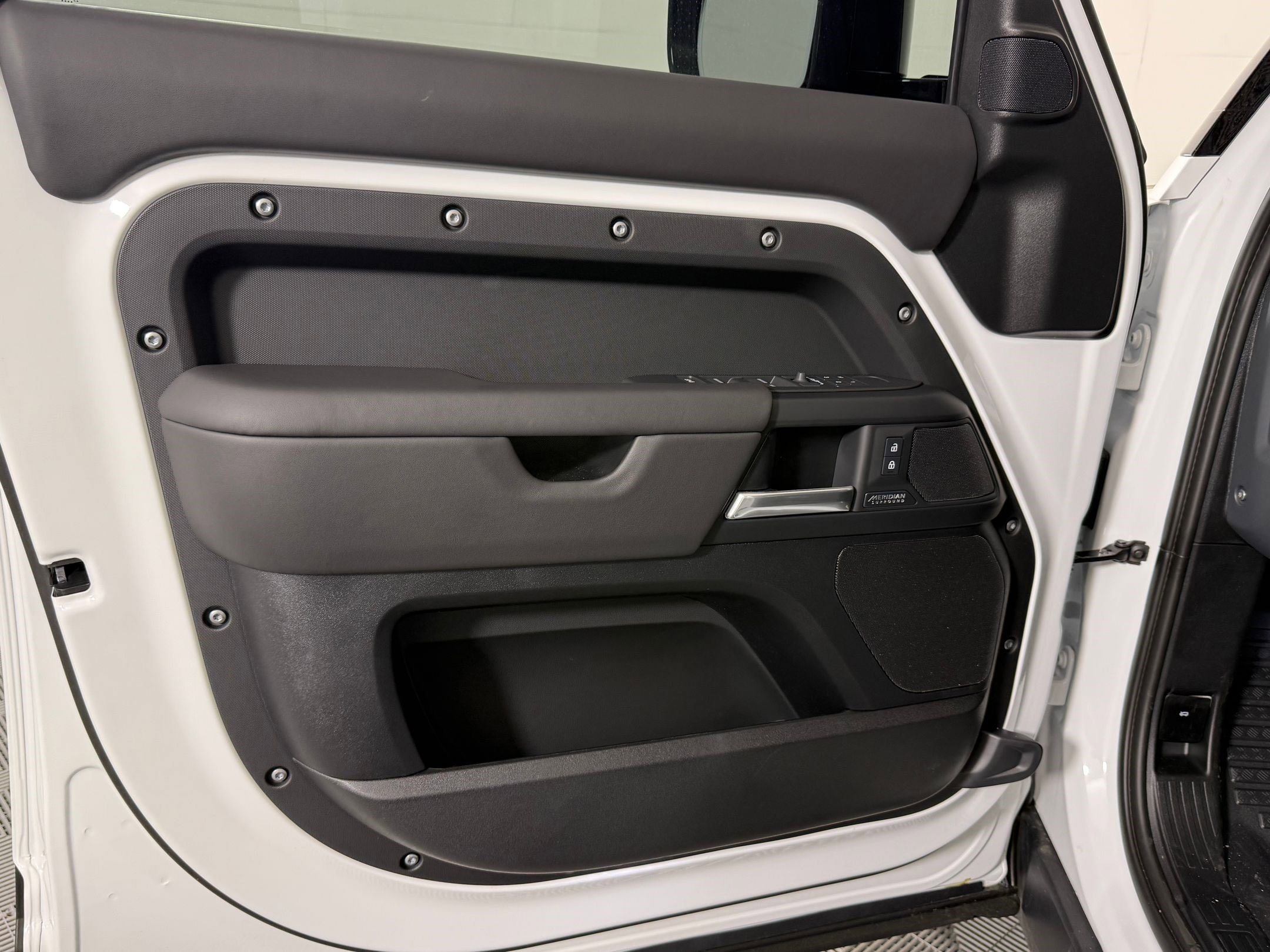 New 2026 Land Rover Defender 130 X-Dynamic SE image 13