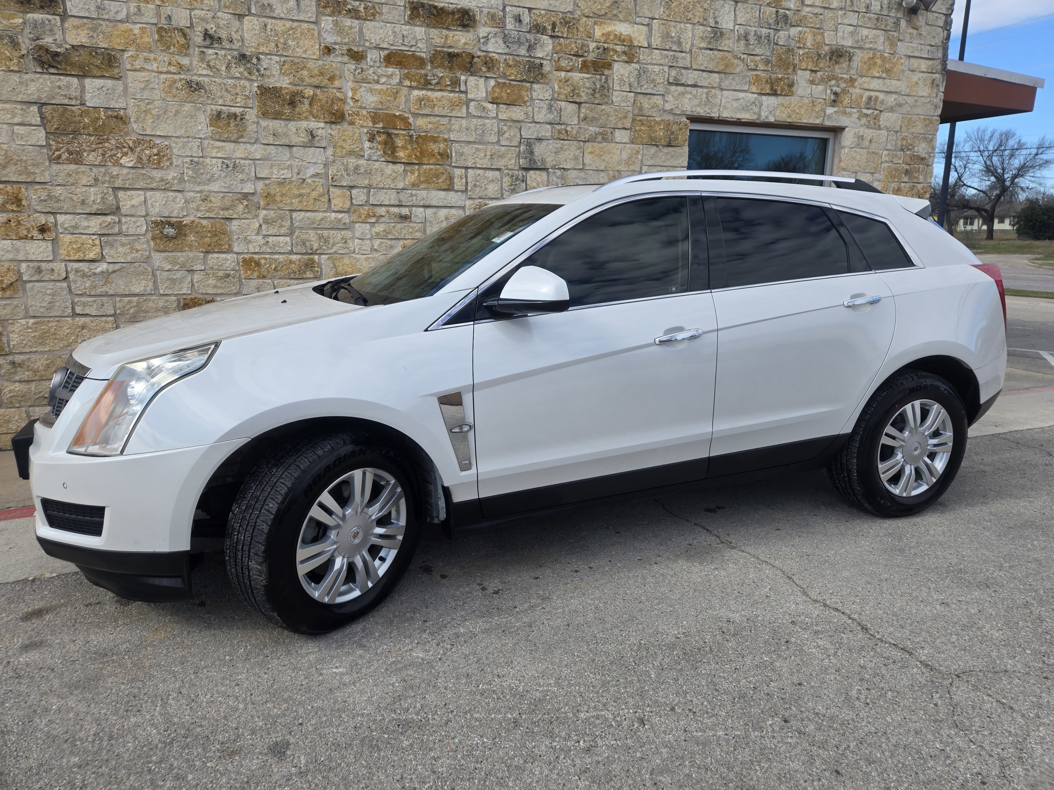Used 2010 Cadillac SRX Luxury image 2