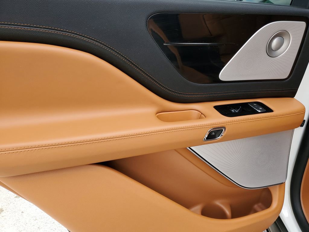 Certified 2023 Lincoln Aviator Black Label Grand Touring w/ Class IV Trailer Tow Package AWD/4WD image 10