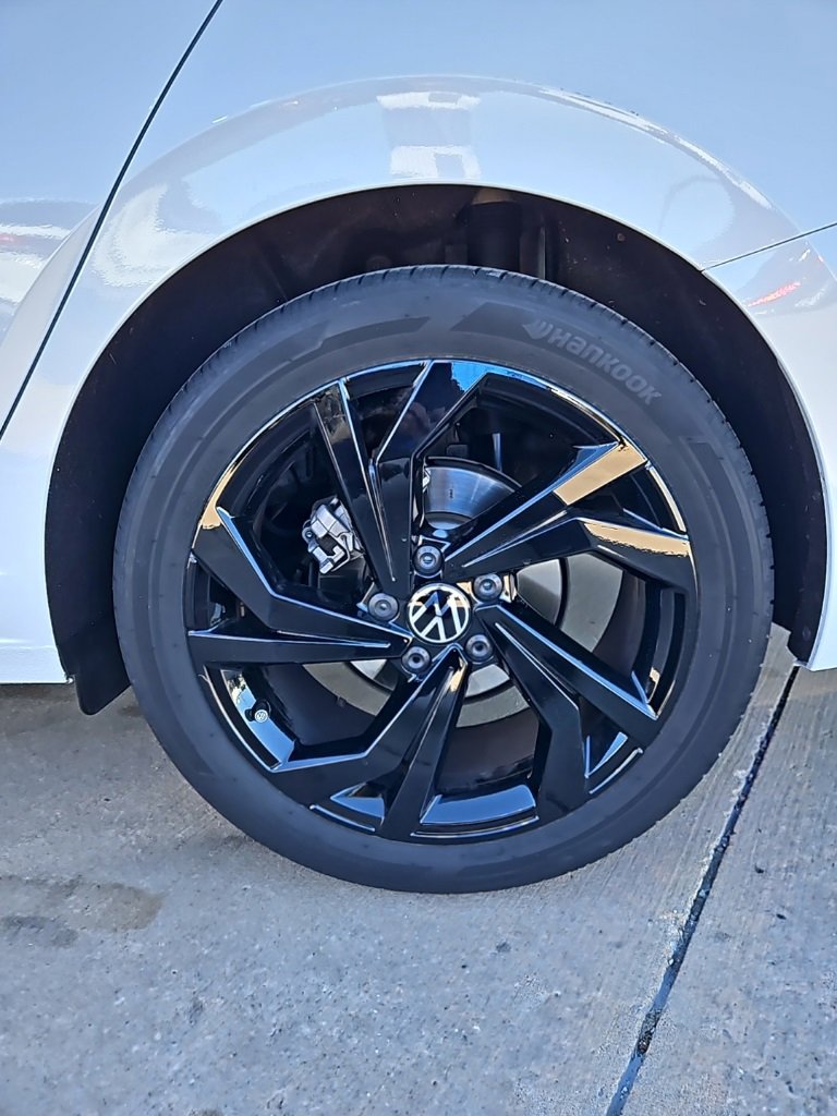 Used 2025 Volkswagen Jetta SE image 9