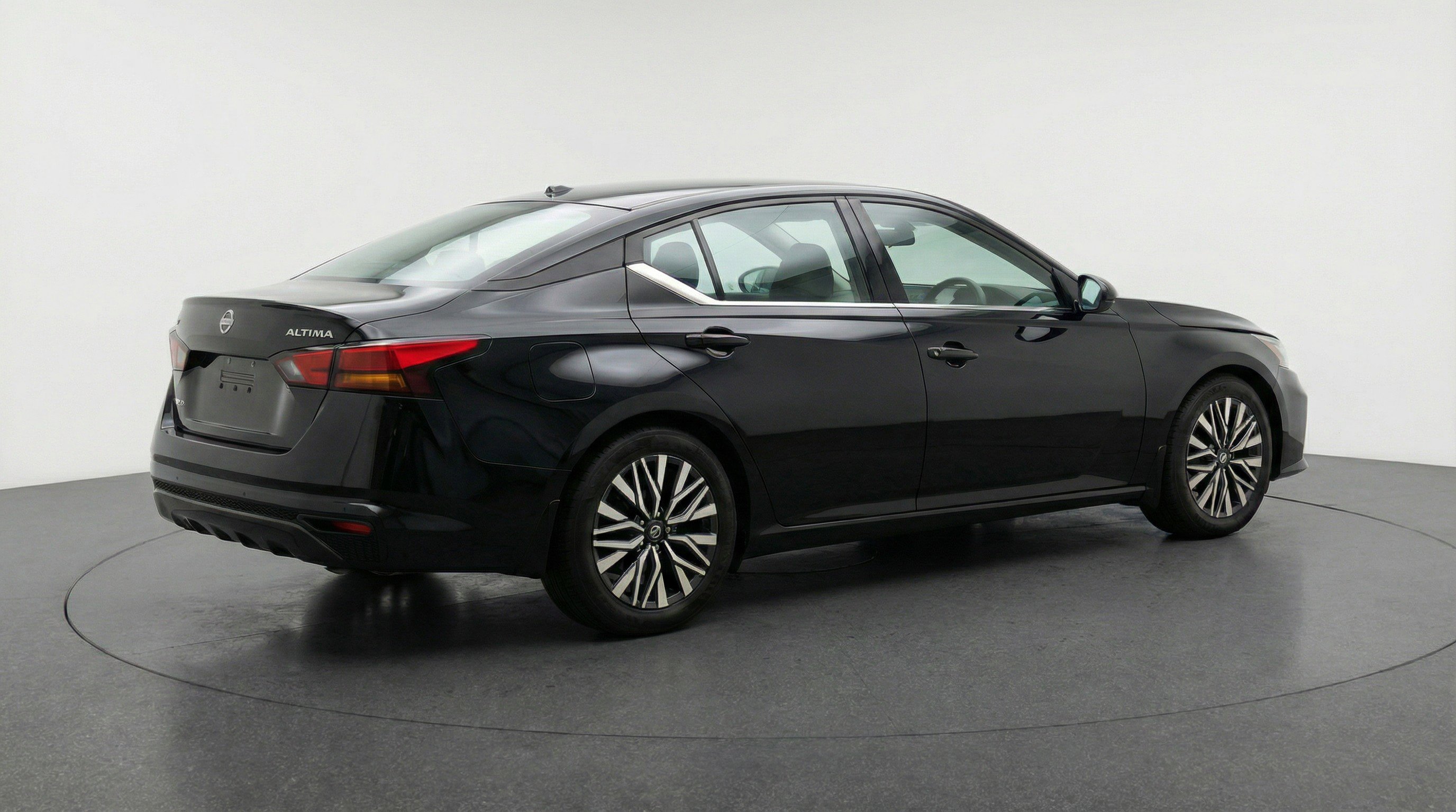 Used 2025 Nissan Altima 2.5 SV image 9