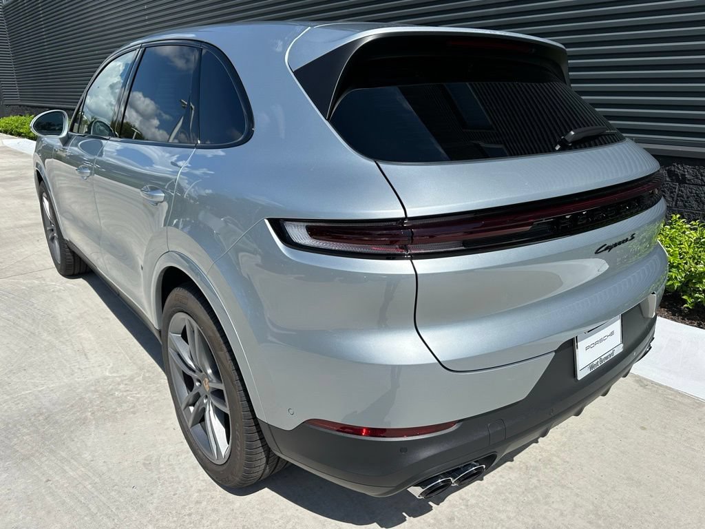 Certified 2025 Porsche Cayenne S AWD/4WD image 3