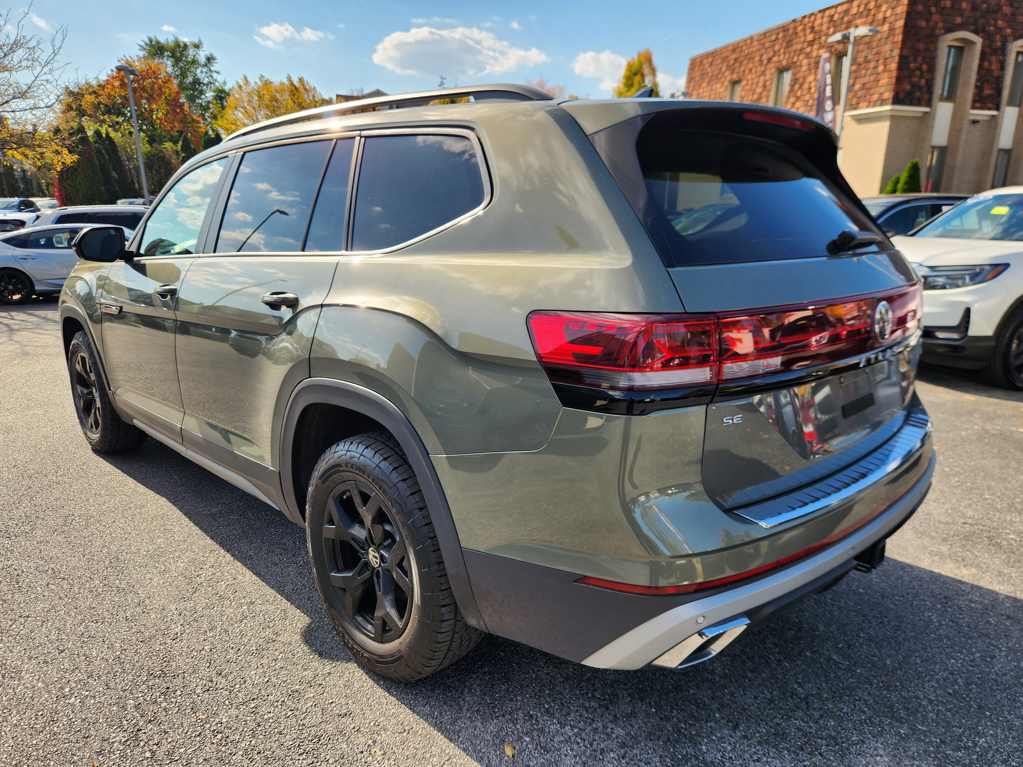 Used 2024 Volkswagen Atlas Peak Edition SE AWD/4WD image 4