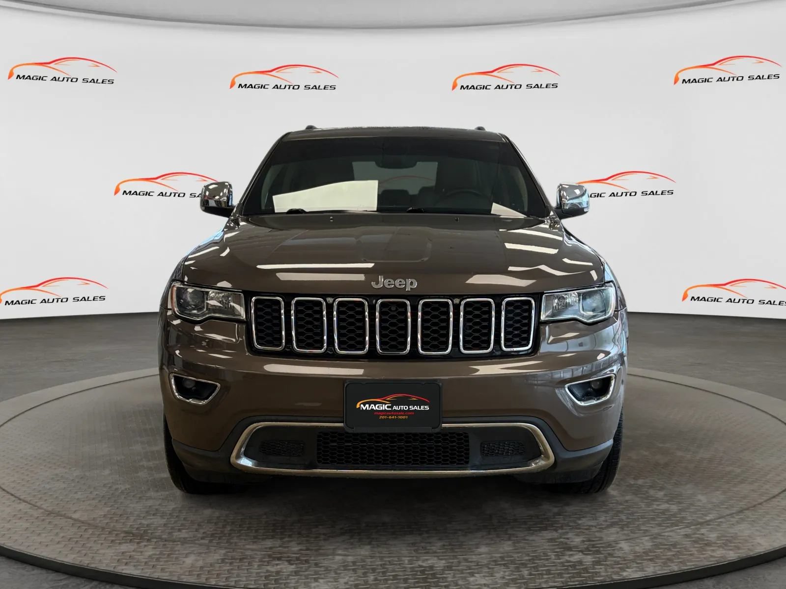 Used 2018 Jeep Grand Cherokee Limited AWD/4WD image 3