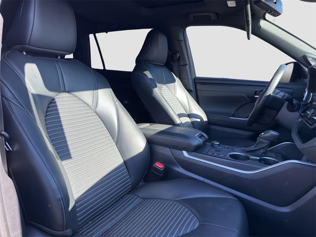 Used 2023 Toyota Highlander L image 16