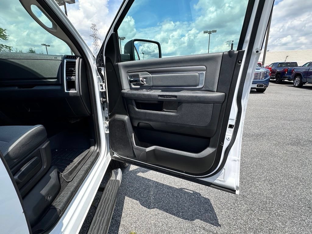 Used 2021 RAM 1500 Classic SLT AWD/4WD image 16