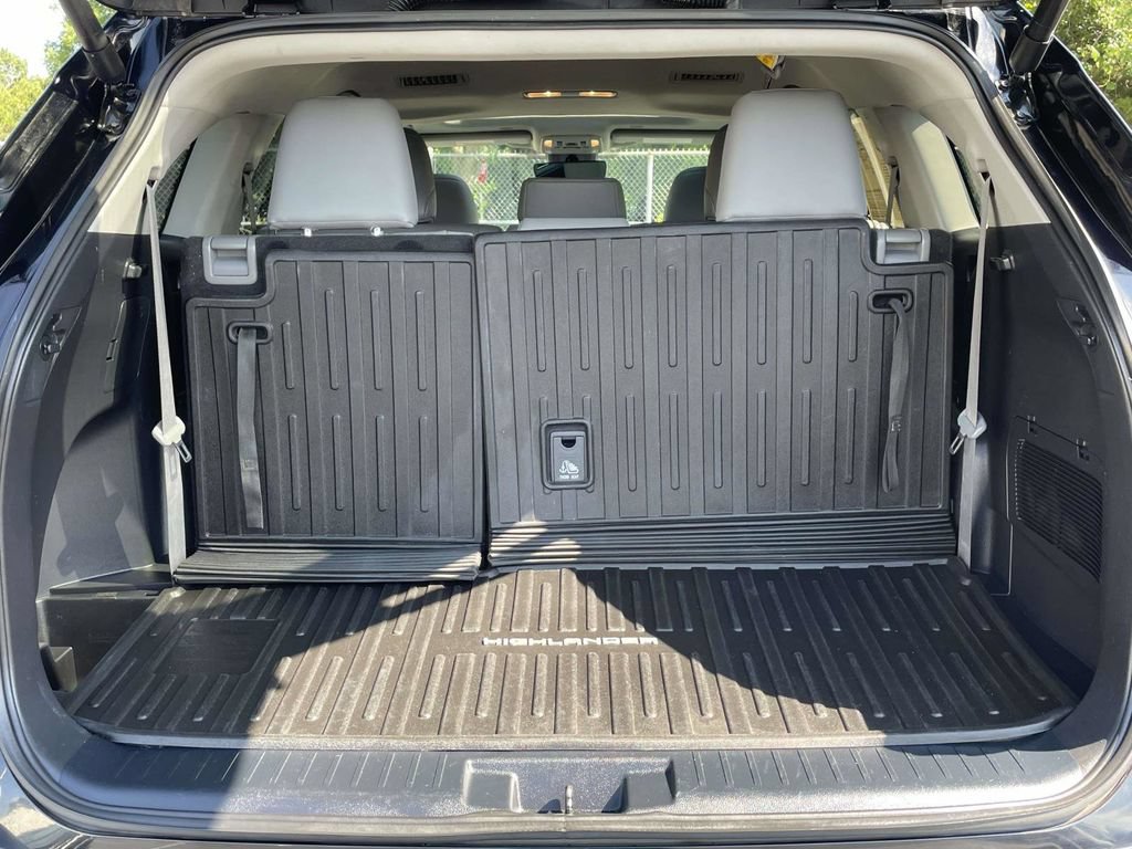 Used 2024 Toyota Highlander XLE AWD/4WD image 11