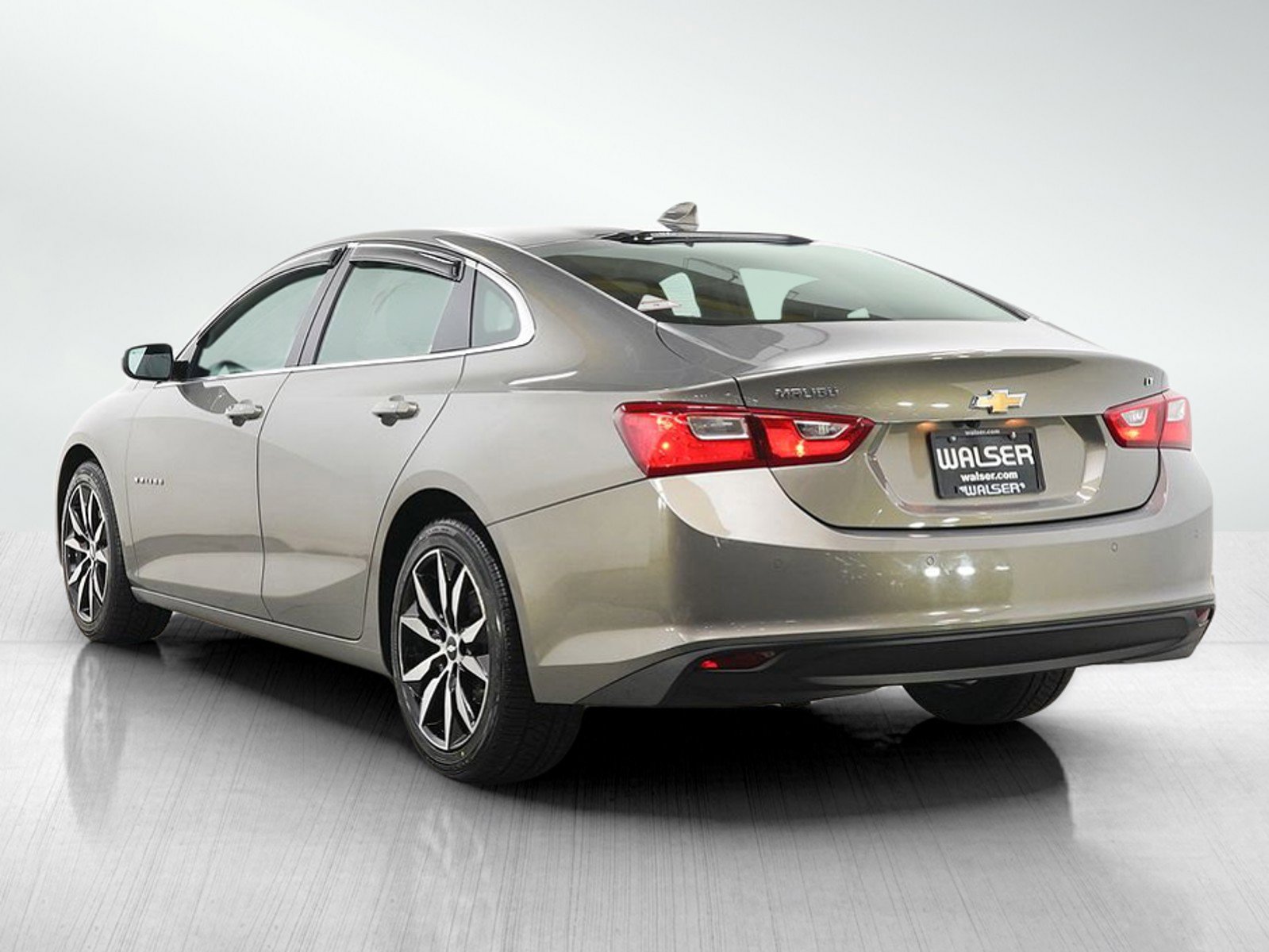 Used 2017 Chevrolet Malibu LT w/ Leather Package FWD image 3