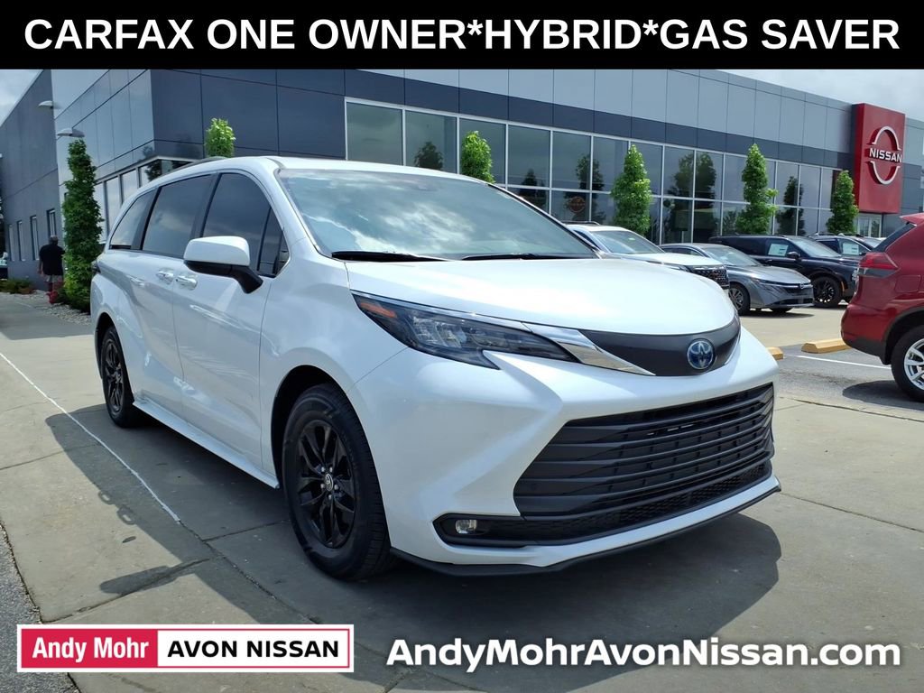 Used 2025 Toyota Sienna XLE FWD image 2