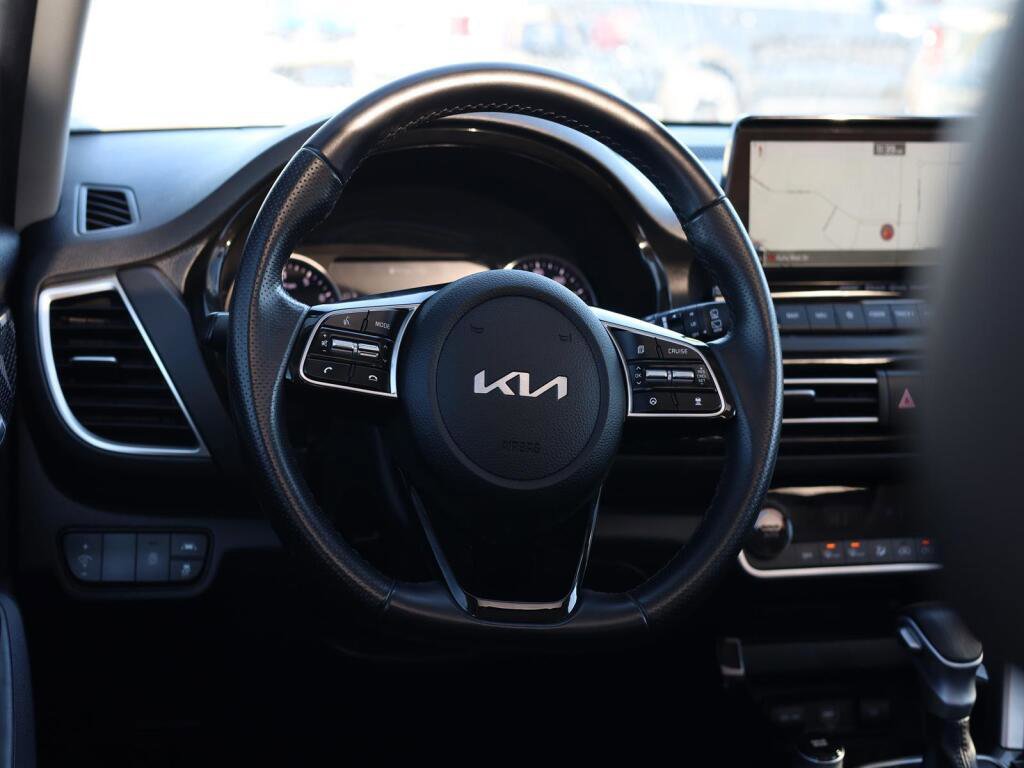 Used 2022 Kia Seltos SX w/ Sunroof Package image 9