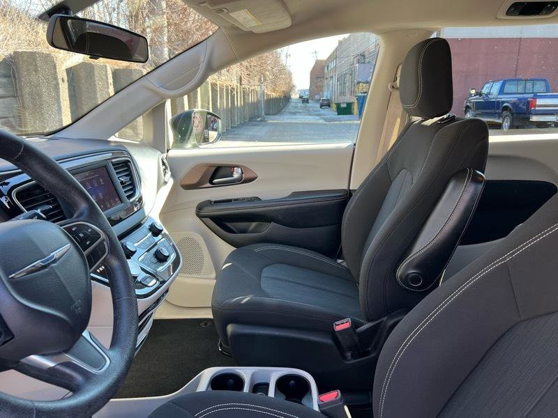Used 2020 Chrysler Voyager L FWD image 19