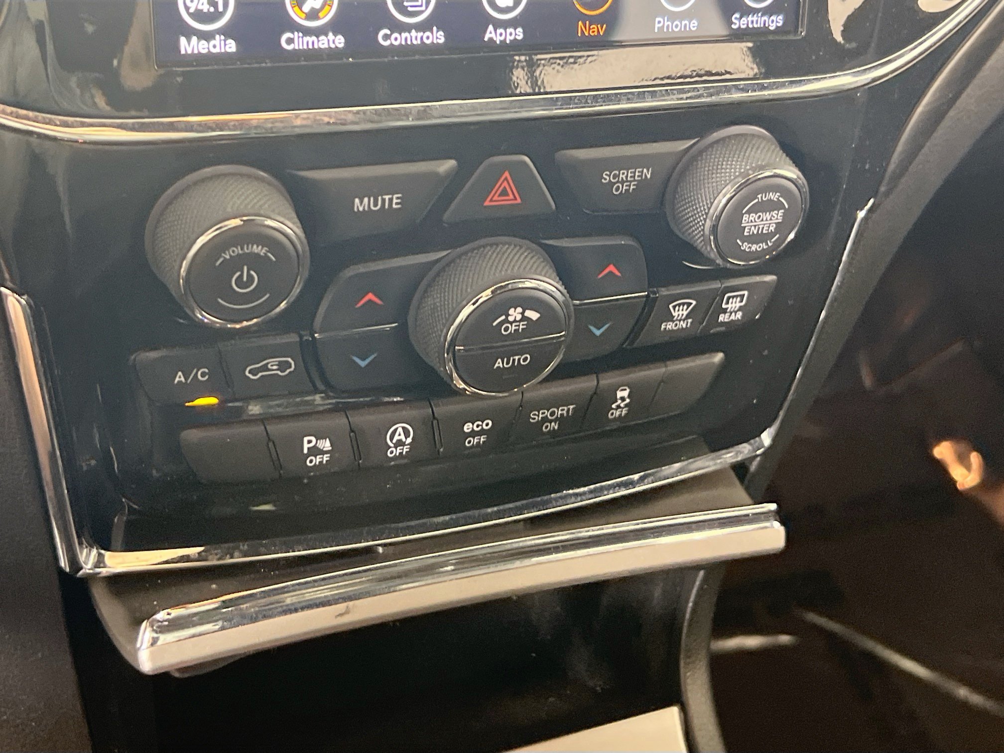 Used 2022 Jeep Grand Cherokee Laredo X AWD/4WD image 15