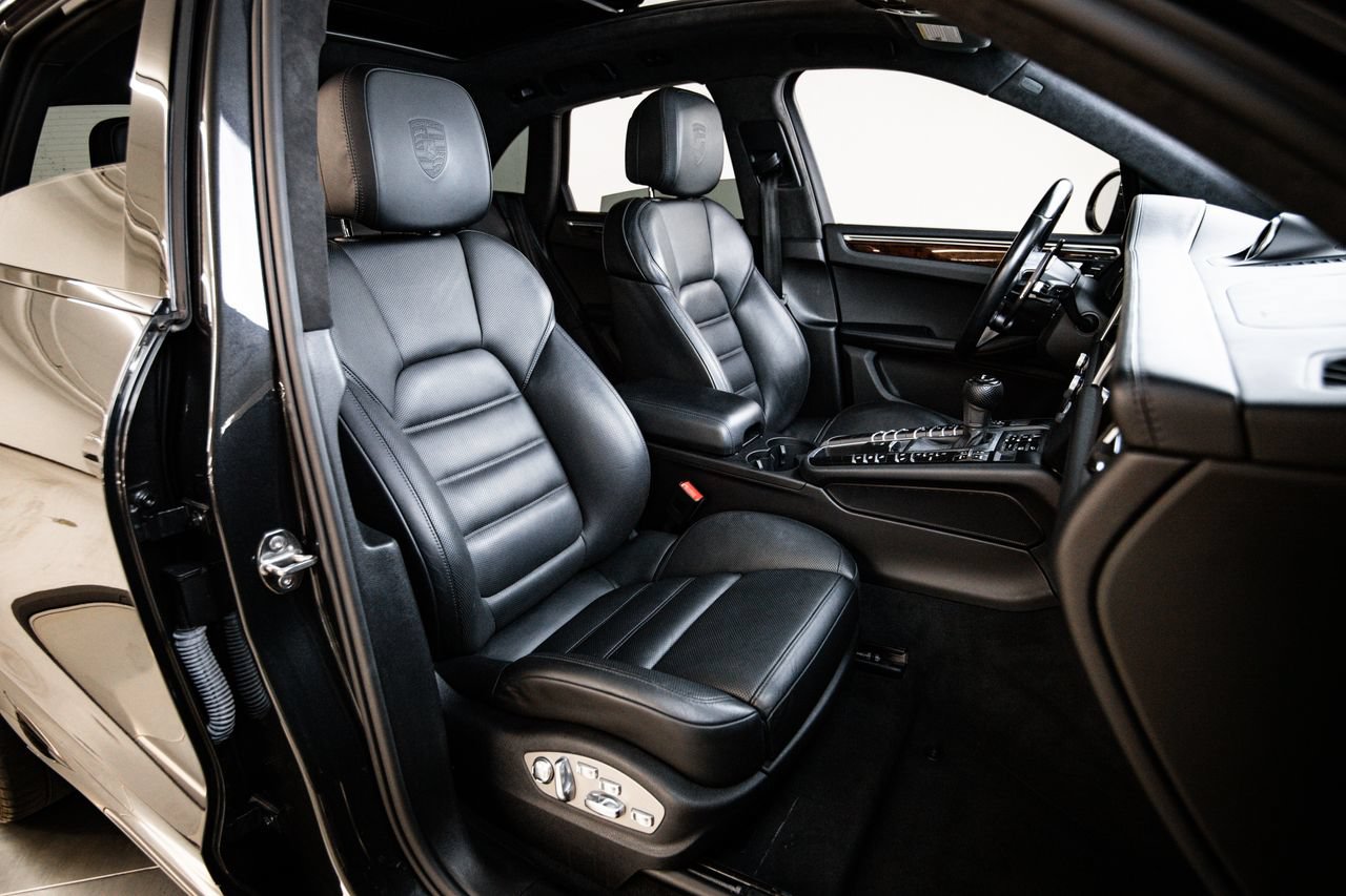 Certified 2021 Porsche Macan Turbo AWD/4WD image 29