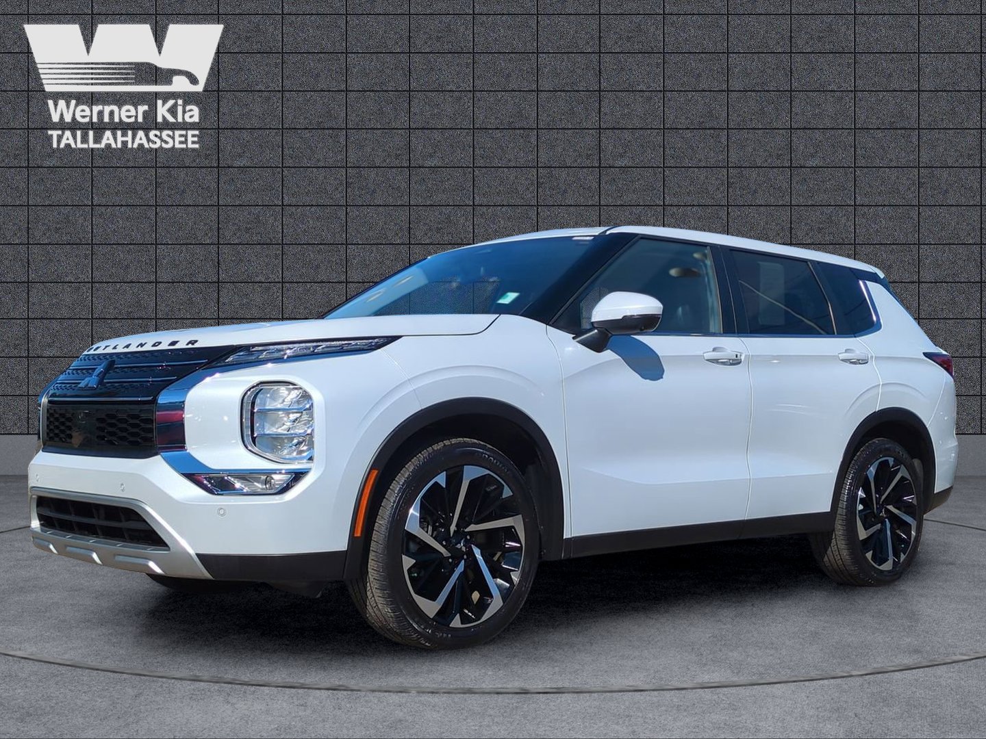 Used 2024 Mitsubishi Outlander SE image 2