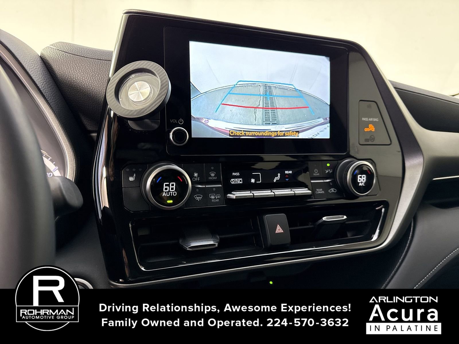 Used 2024 Toyota Highlander XLE AWD/4WD image 9