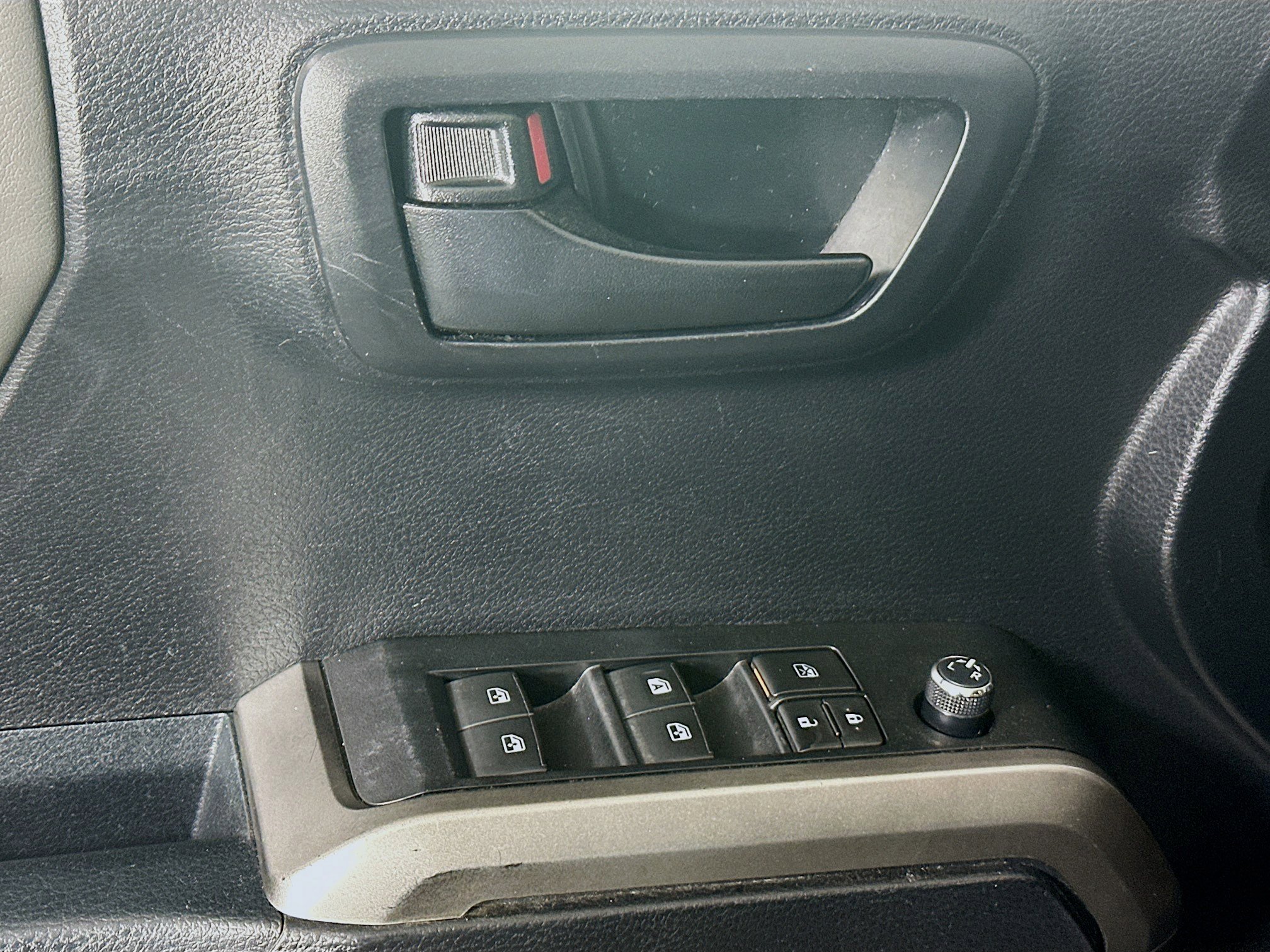 Used 2017 Toyota Tacoma SR5 w/ Tow Package RWD image 14