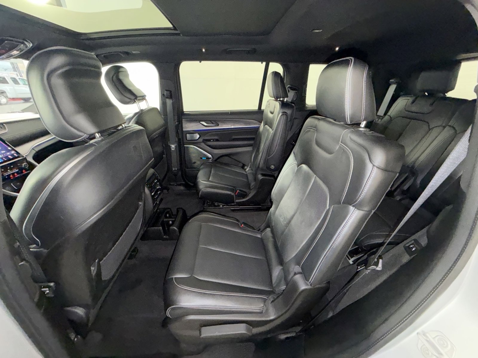 Used 2021 Jeep Grand Cherokee L Overland w/ Luxury Tech Group IV AWD/4WD image 25