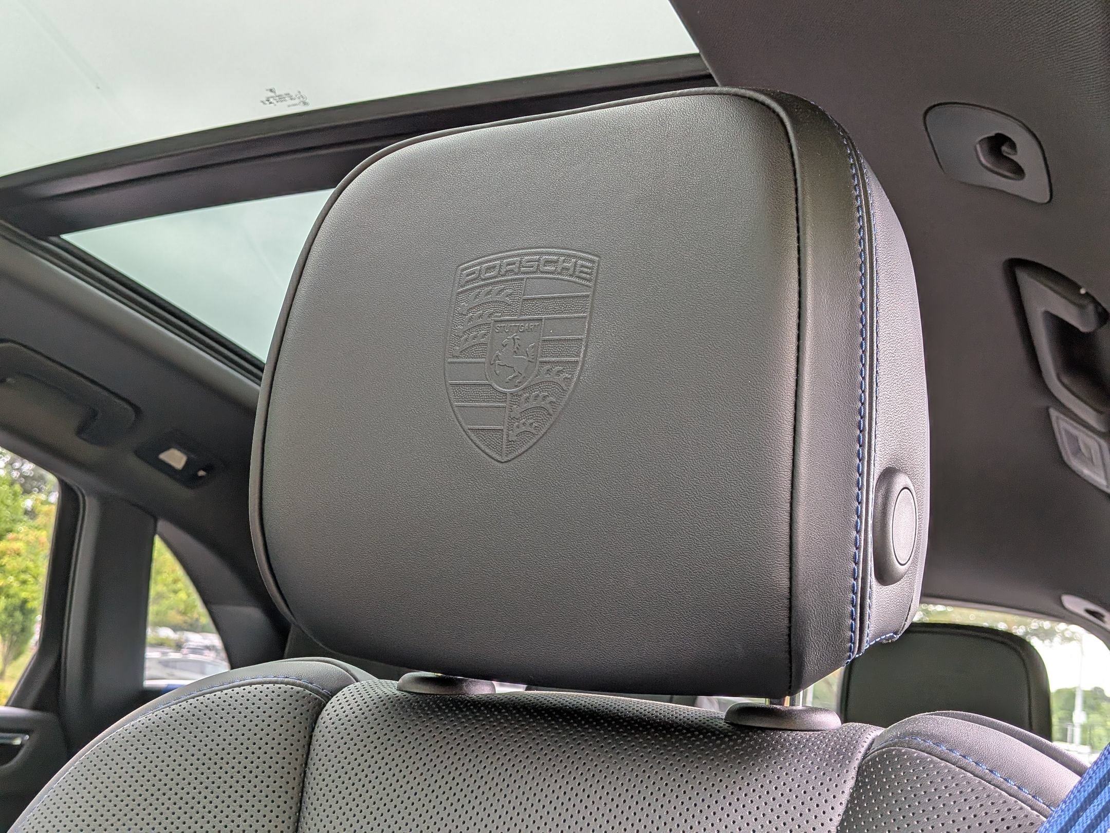 Certified 2025 Porsche Macan Turbo AWD/4WD image 6