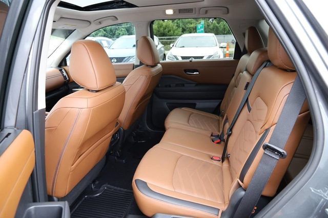 Certified 2025 Nissan Pathfinder Platinum w/ Cargo Package FWD image 11