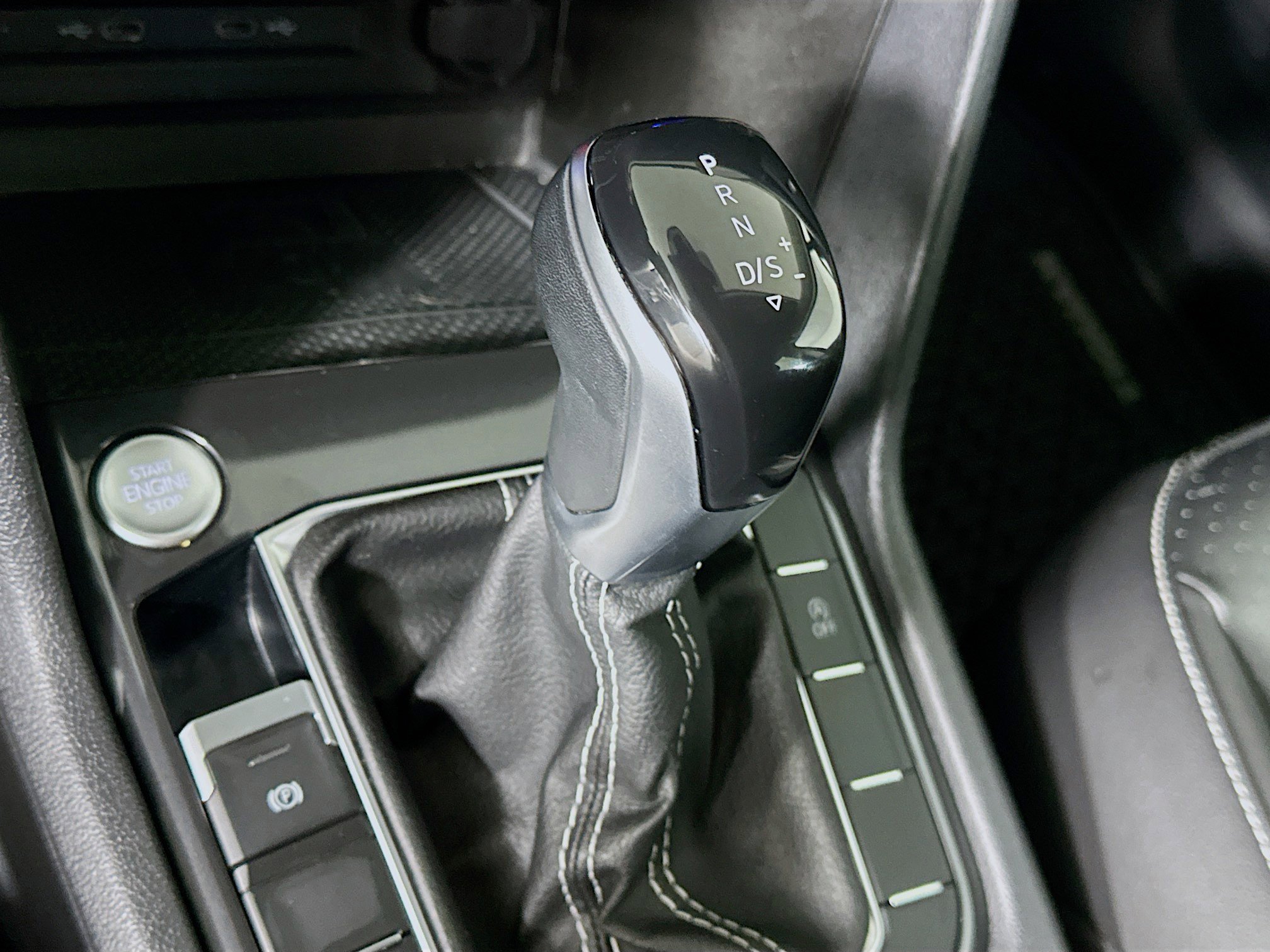 Used 2022 Volkswagen Tiguan SE w/ Panoramic Sunroof Package image 23