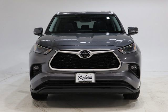 Used 2023 Toyota Highlander XLE image 2