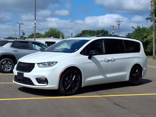 Used 2026 Chrysler Pacifica Limited w/ S Appearance Package FWD image 1