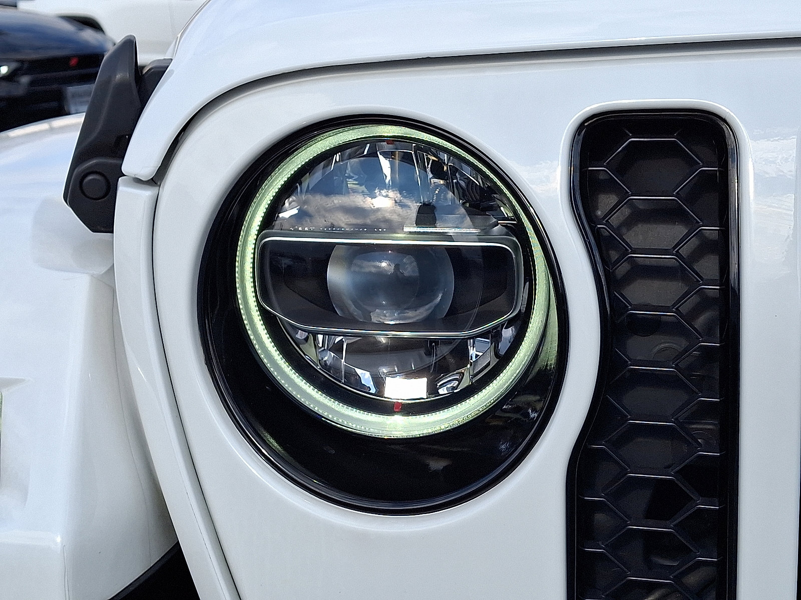 Certified 2022 Jeep Gladiator Overland AWD/4WD image 9