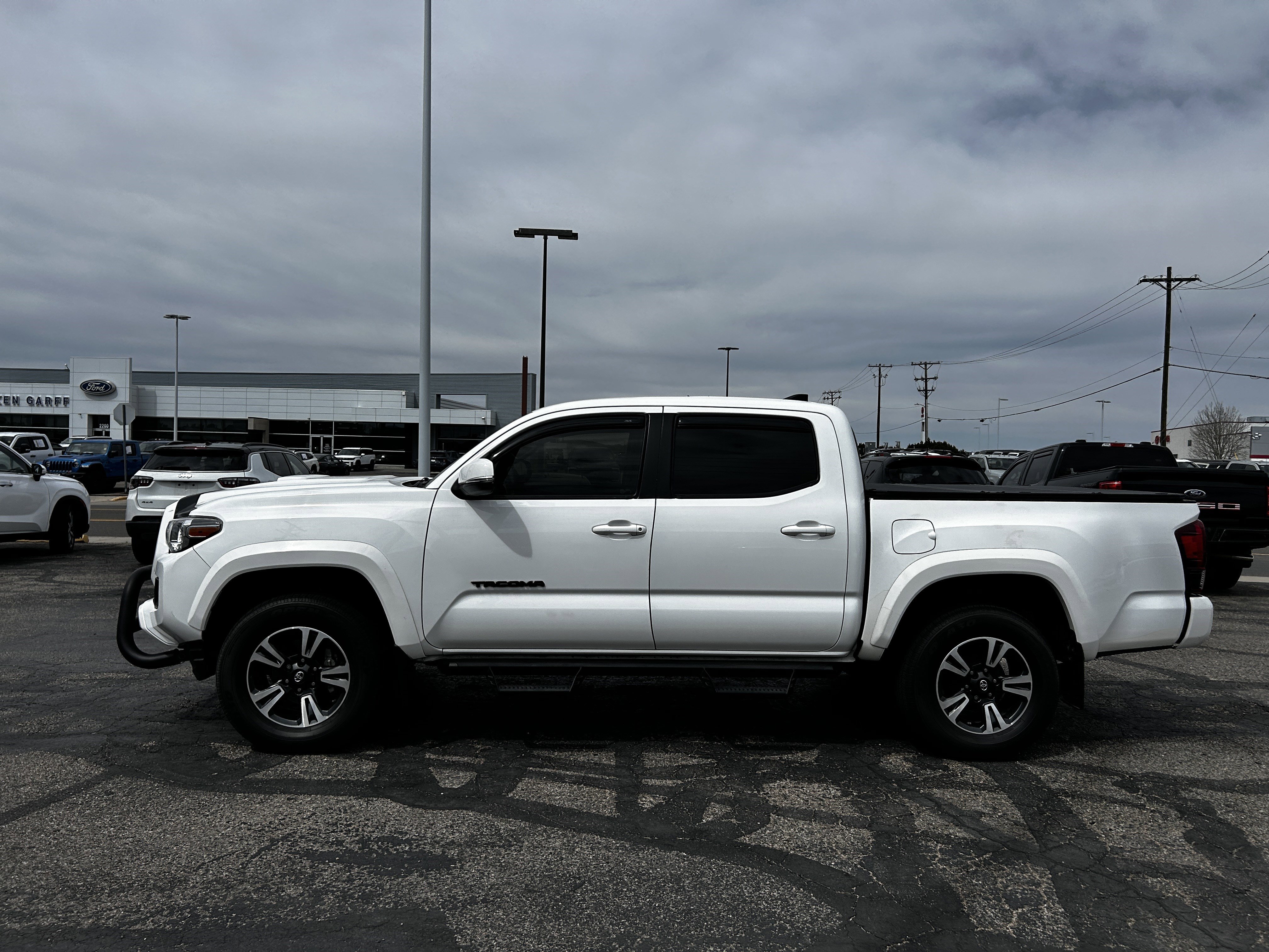 Used 2018 Toyota Tacoma TRD Sport w/ Technology Package image 2
