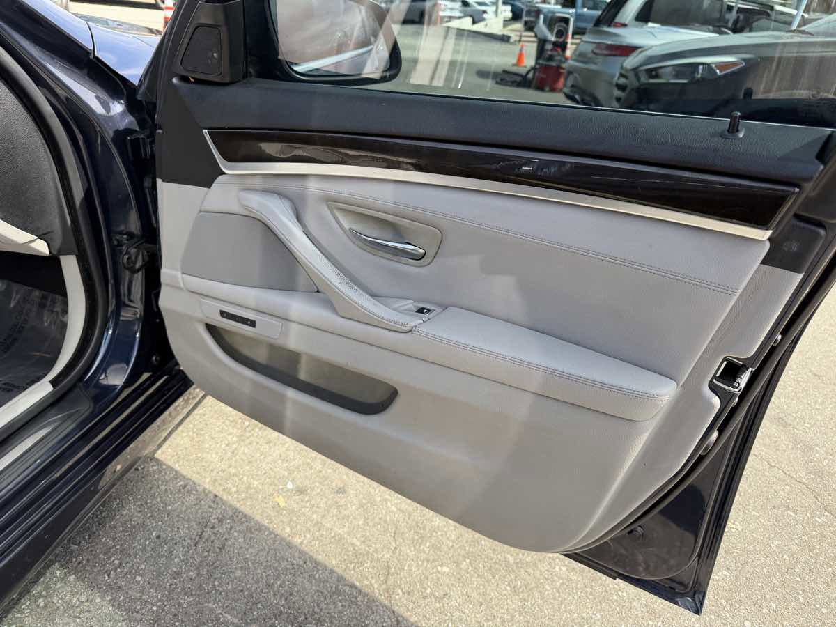 Used 2011 BMW 535i Sedan RWD image 9