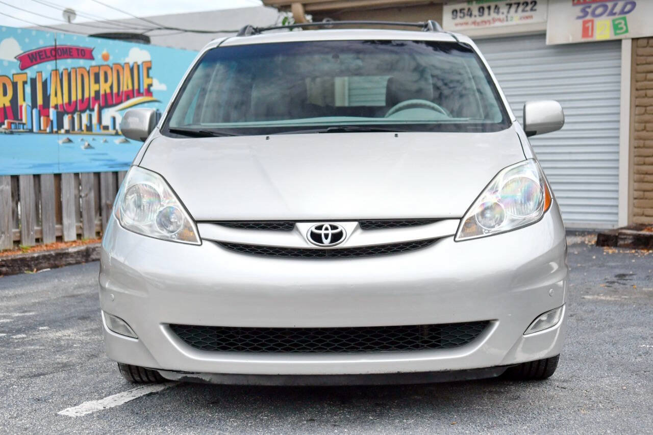 Used 2010 Toyota Sienna XLE FWD image 3