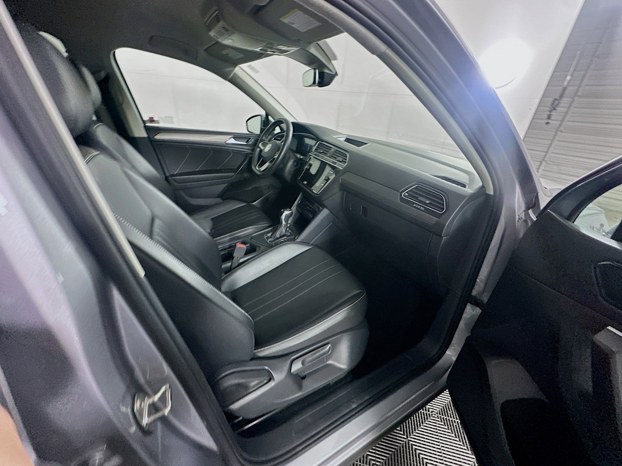 Used 2024 Volkswagen Tiguan SE image 31